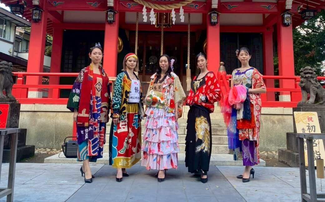 神社deファッションショーの様子